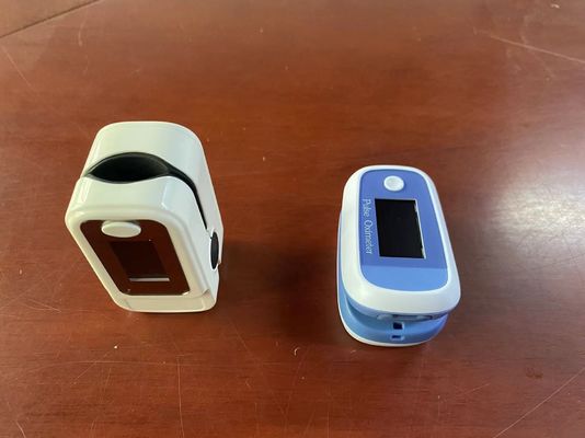 0.96 inci OLED Pulsa Oximeter Jari Kecil Manual Empat arah disesuaikan